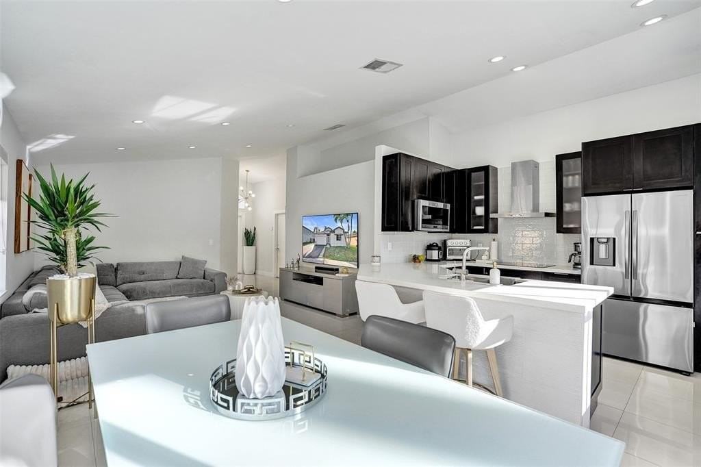 1451 Nw 47th Ave - Photo 4 of 23