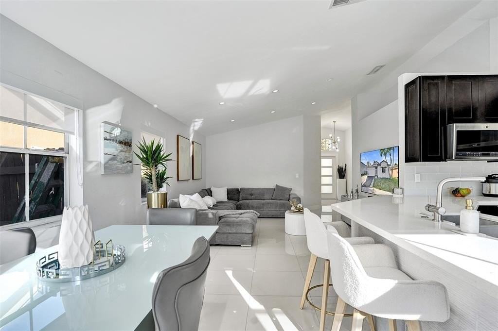 1451 Nw 47th Ave - Photo 5 of 23