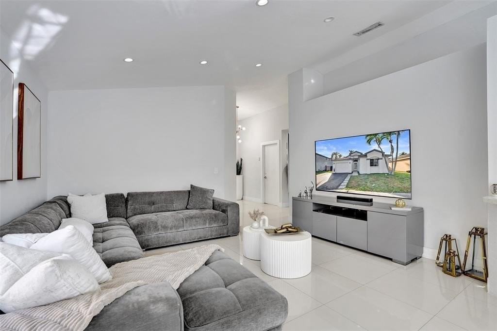 1451 Nw 47th Ave - Photo 7 of 23