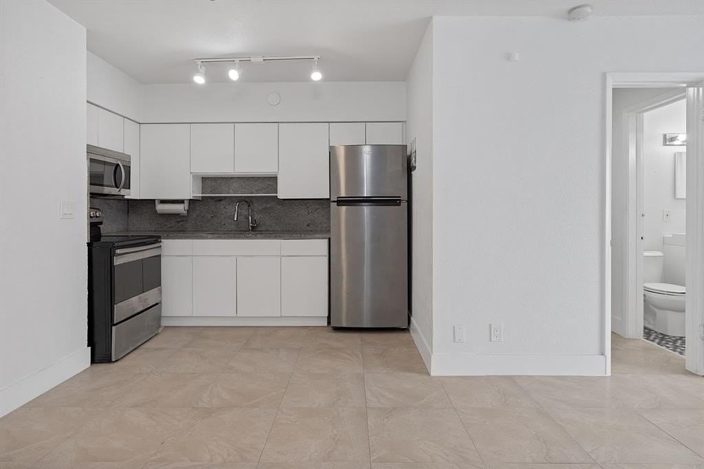 3349 Ne 33rd St #2 - Photo 3 of 17