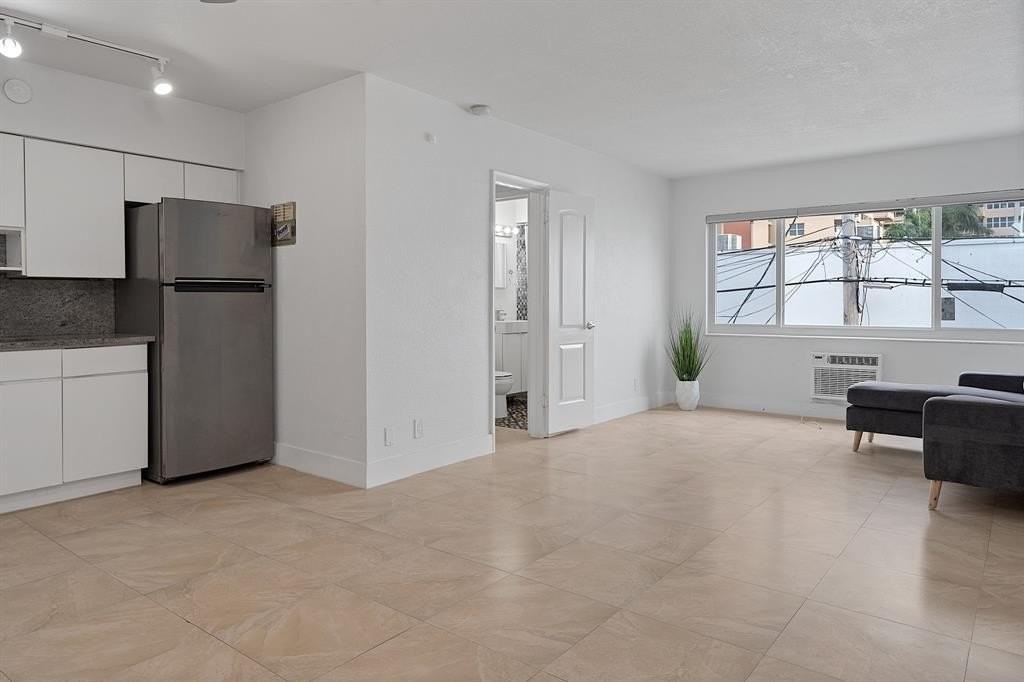 3349 Ne 33rd St #2 - Photo 4 of 17