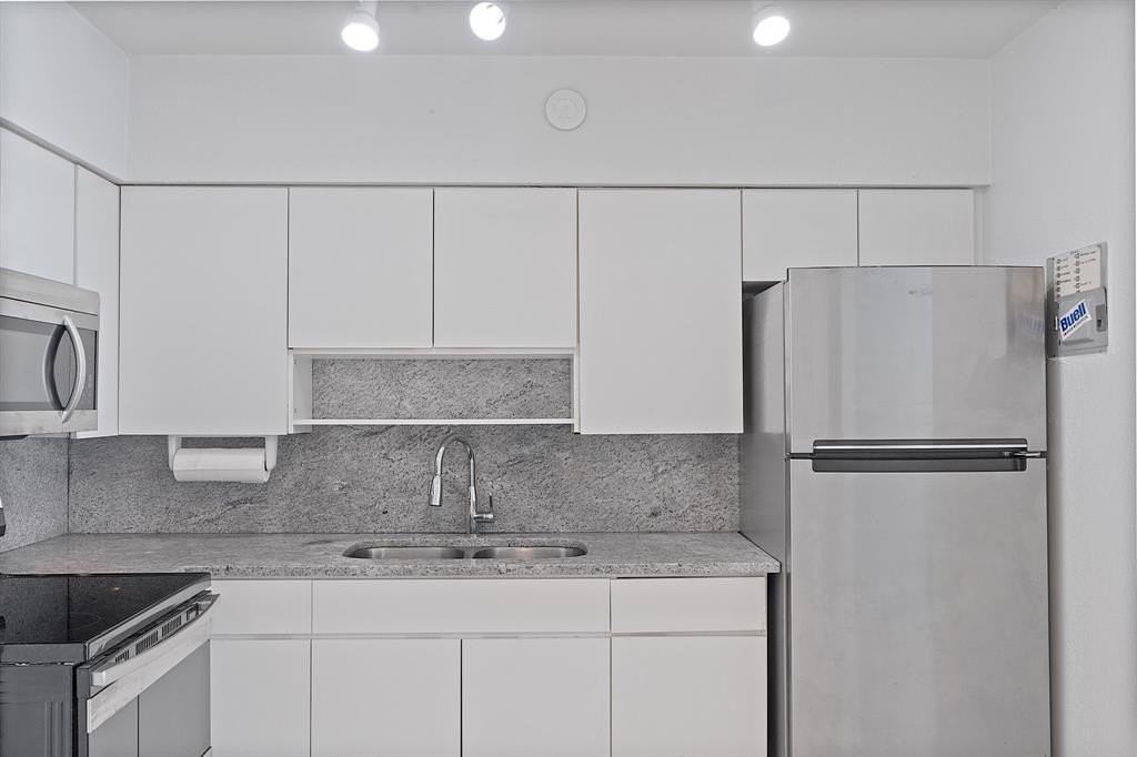 3349 Ne 33rd St #2 - Photo 5 of 17