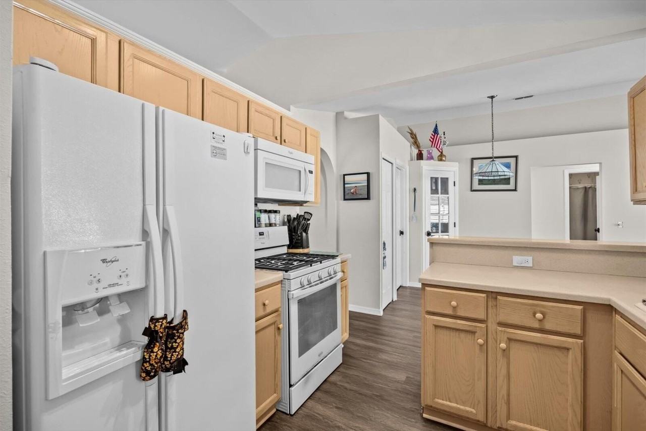 8278 Sandpine Cir - Photo 5 of 33