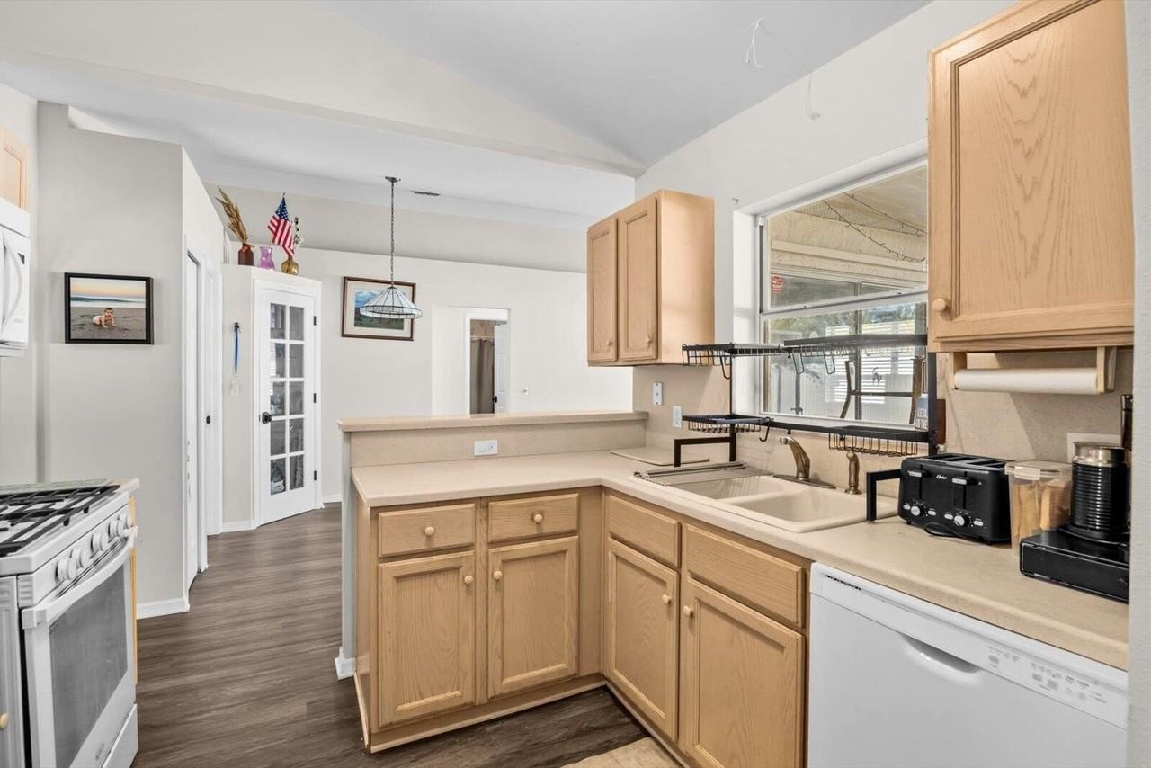 8278 Sandpine Cir - Photo 6 of 33