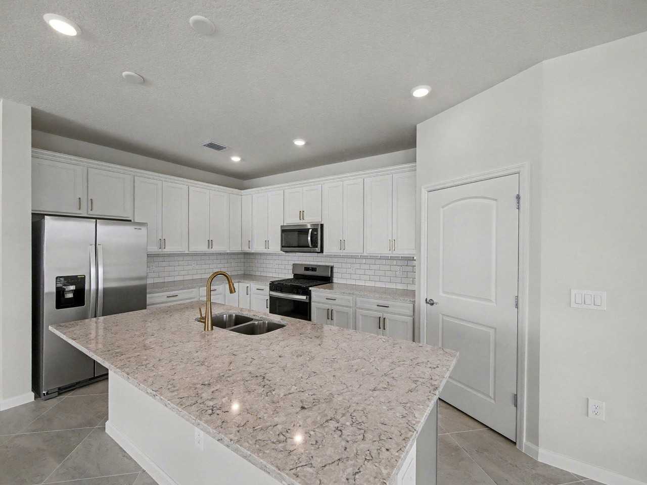 14172 Sw Incarnadine Ln - Photo 3 of 25