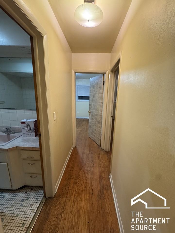 7528 N Claremont Ave #2 - Photo 3 of 11