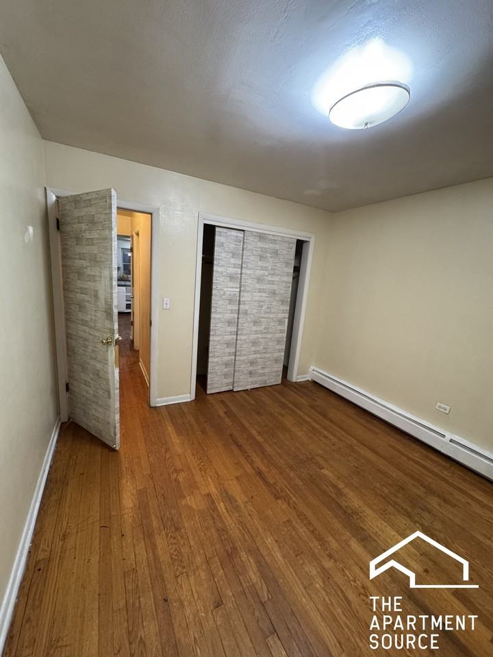 7528 N Claremont Ave #2 - Photo 4 of 11