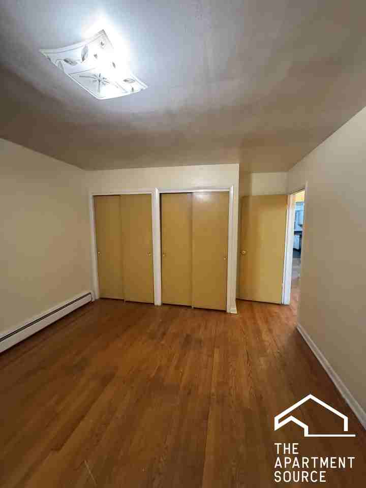 7528 N Claremont Ave #2 - Photo 5 of 11