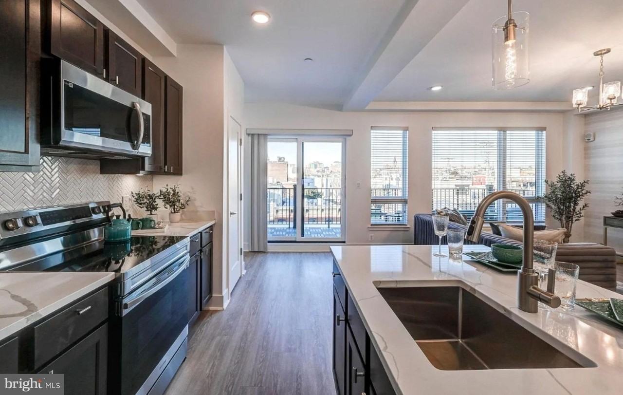 601 S Broadway Apt 405 - Photo 3 of 13