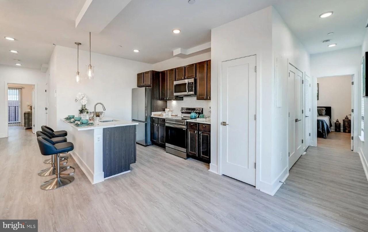 601 S Broadway Apt 405 - Photo 4 of 13