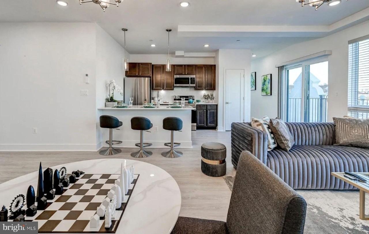 601 S Broadway Apt 405 - Photo 5 of 13