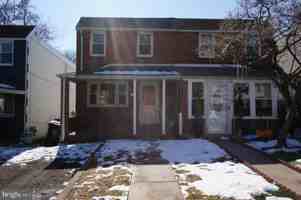 featured image of 250 E Chestnut St