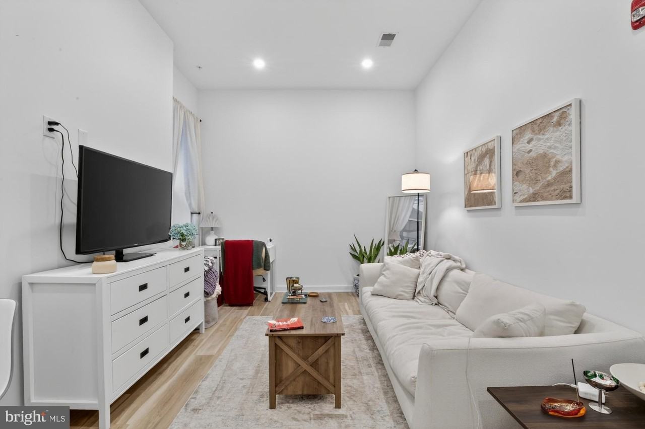 1415 Locust St Apt 502 - Photo 2 of 18