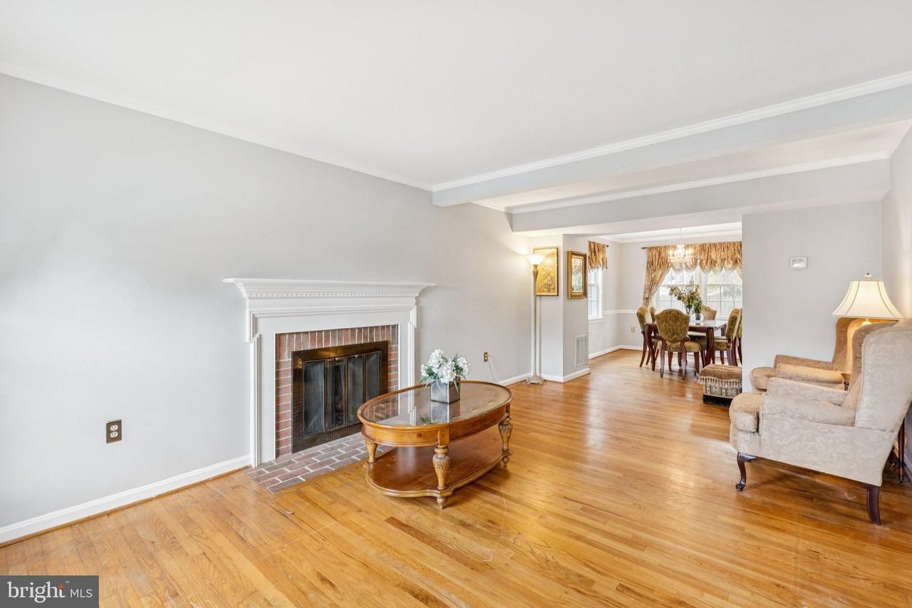 7029 Bradwood Ct - Photo 4 of 43