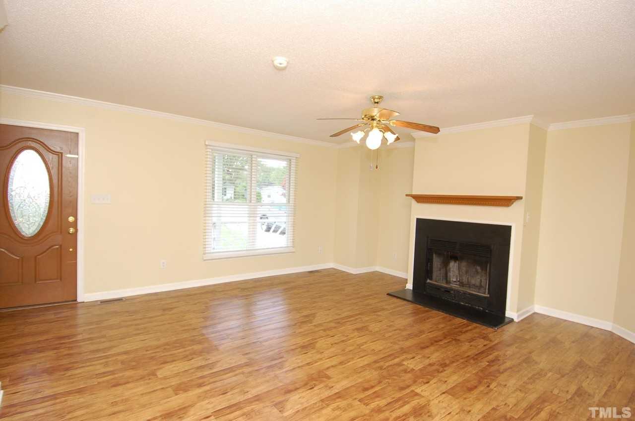 705 S Hughes St - Photo 4 of 15