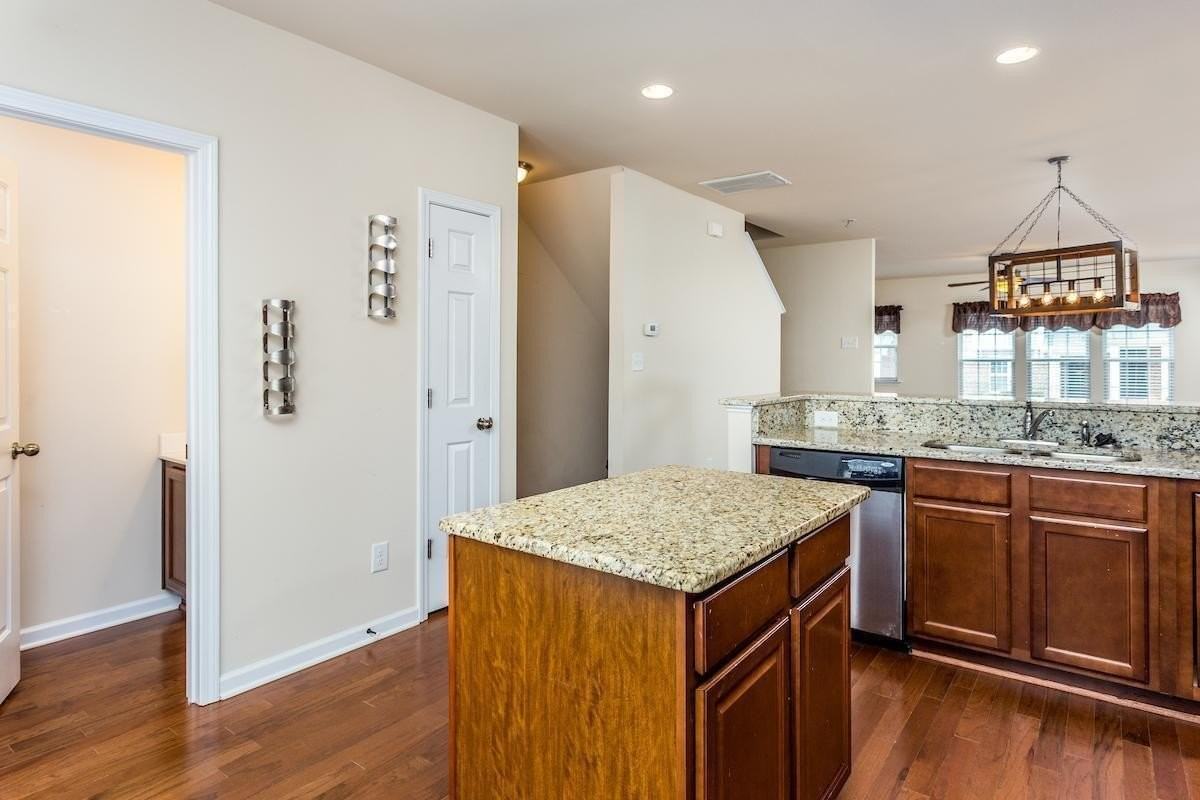 240 Michigan Ave - Photo 6 of 47