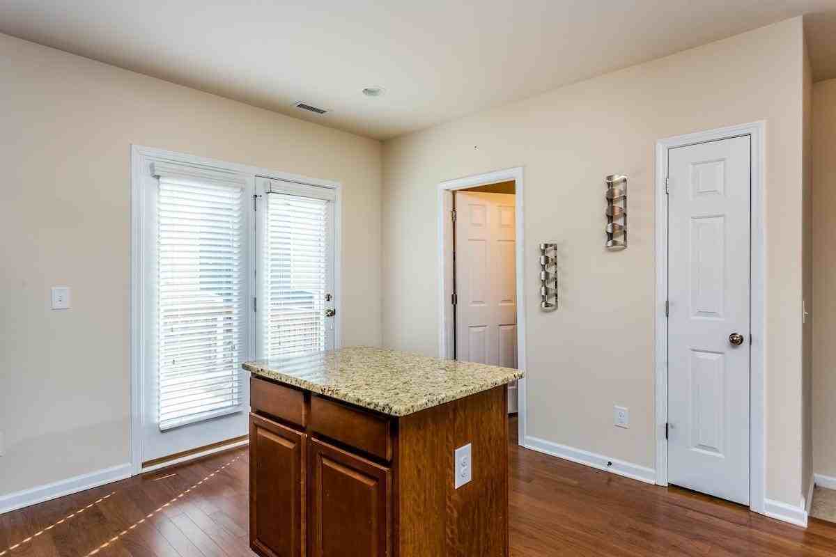 240 Michigan Ave - Photo 7 of 47