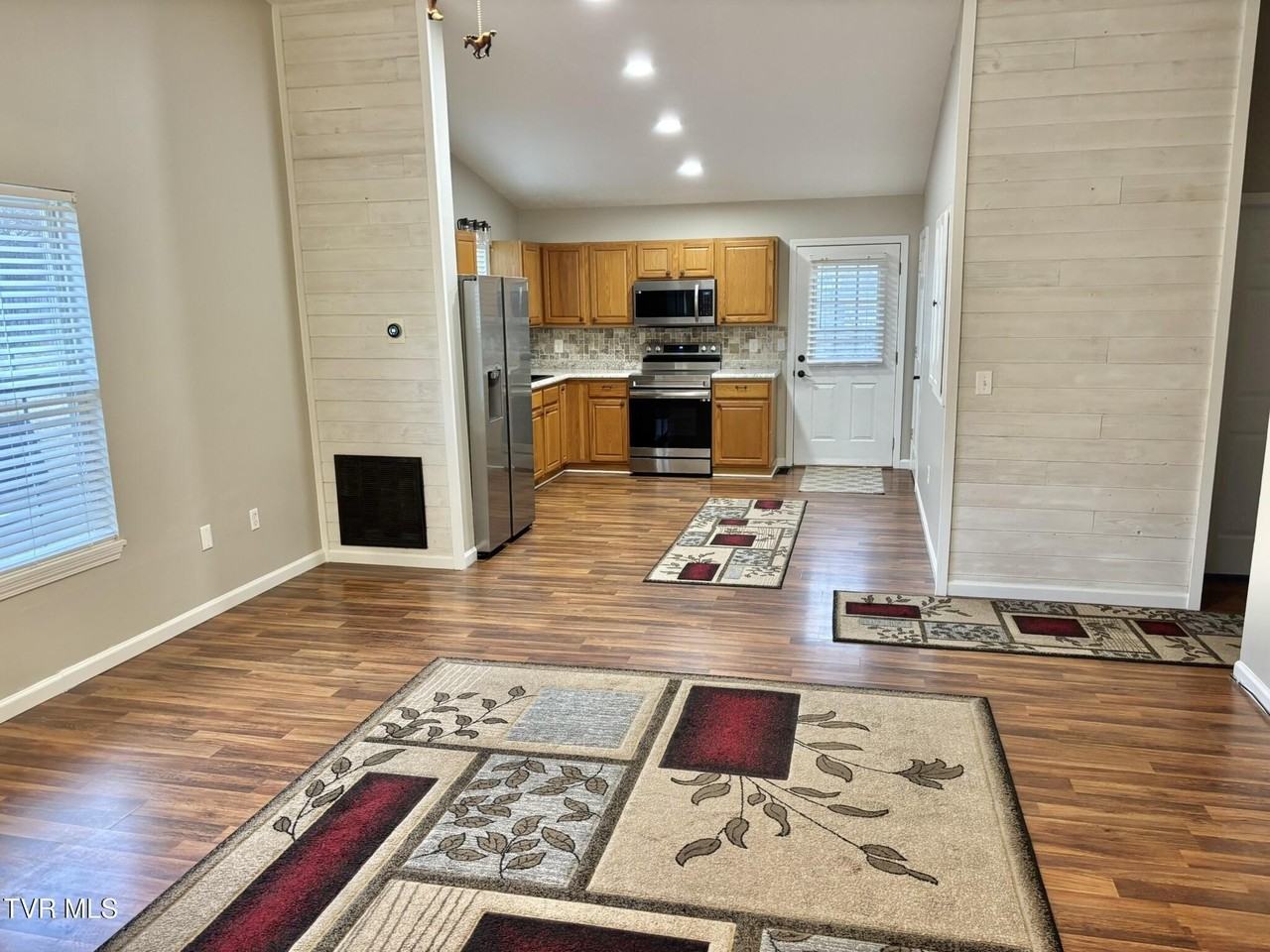 1023 Justus Dr - Photo 4 of 20