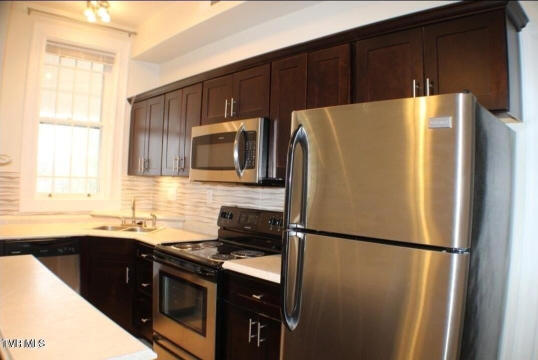 924 Maryland Ave Apt D - Photo 5 of 19