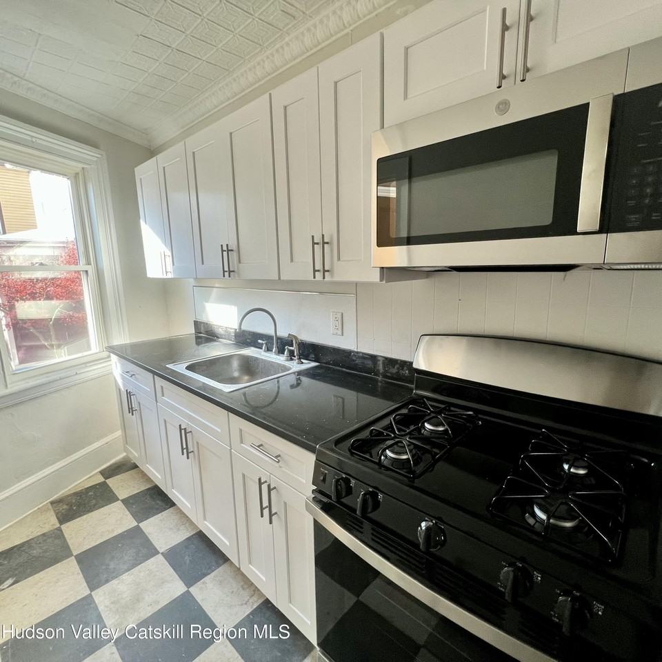 140 Albany Ave Unit 2 - Photo 4 of 17