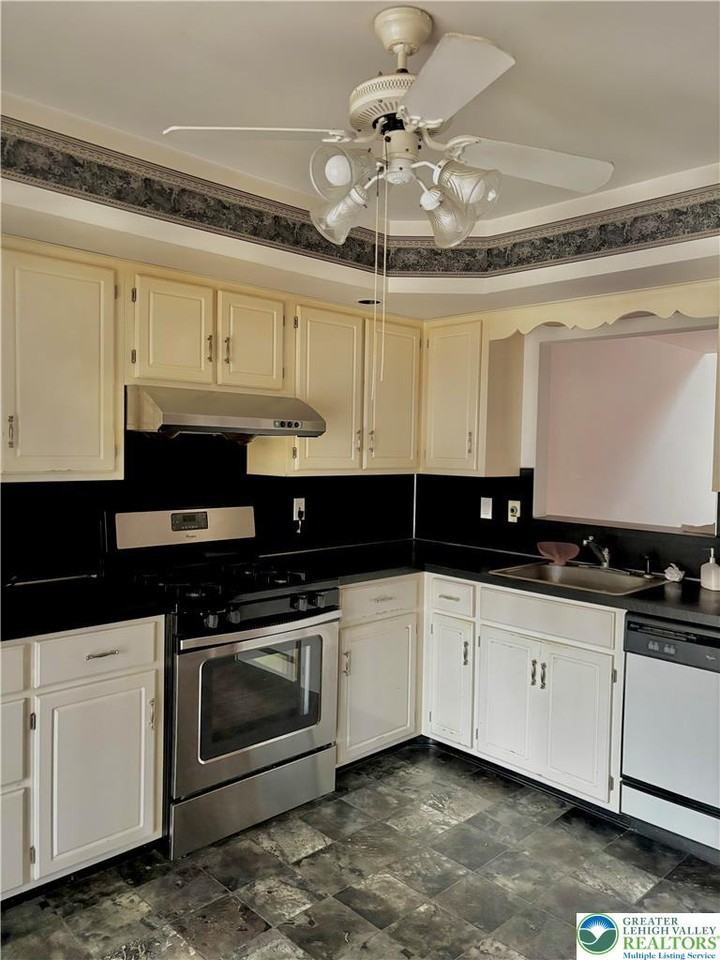 2742 Tamlynn Ln - Photo 2 of 7