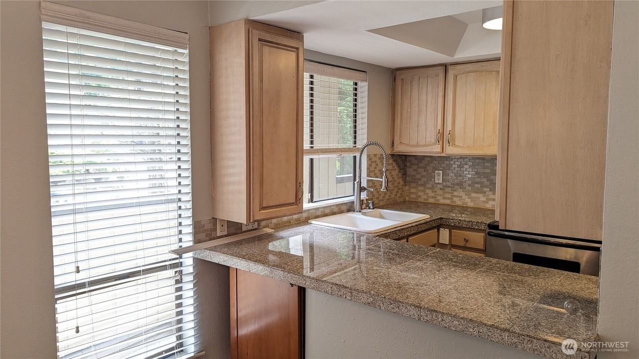 10819 Ne 37th Pl ##107 - Photo 5 of 19