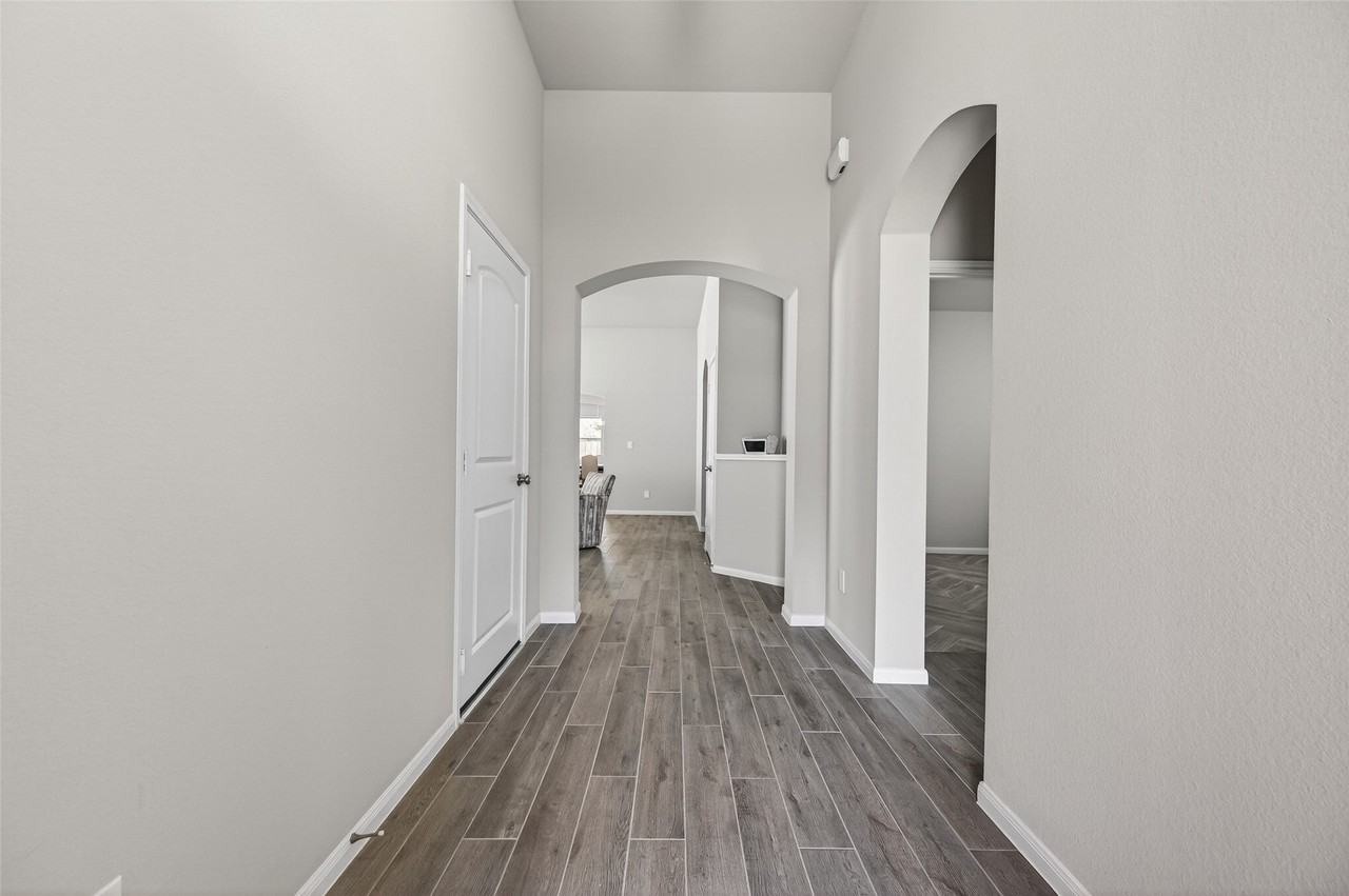 11676 Whirlaway Dr - Photo 4 of 41