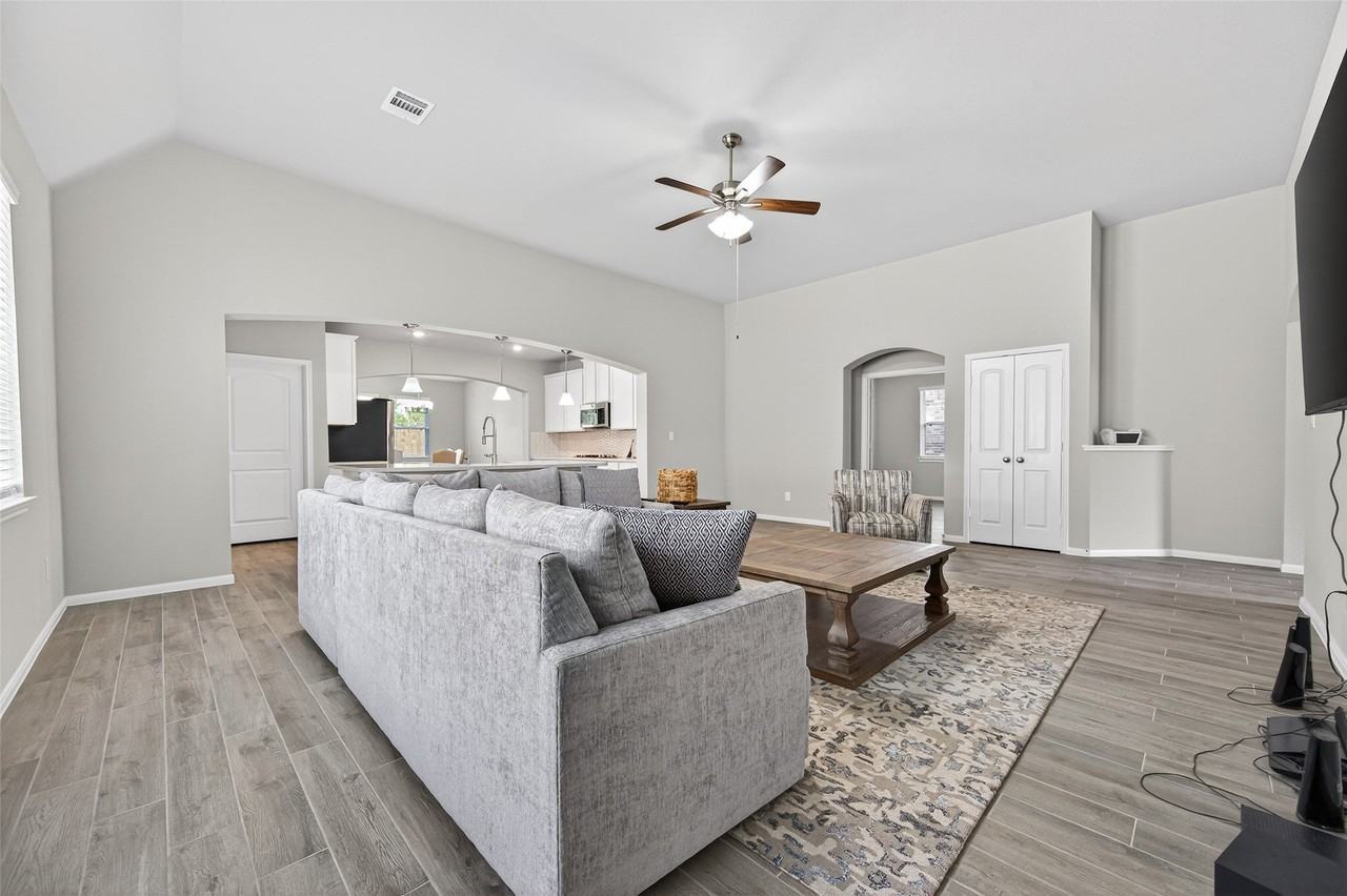 11676 Whirlaway Dr - Photo 7 of 41