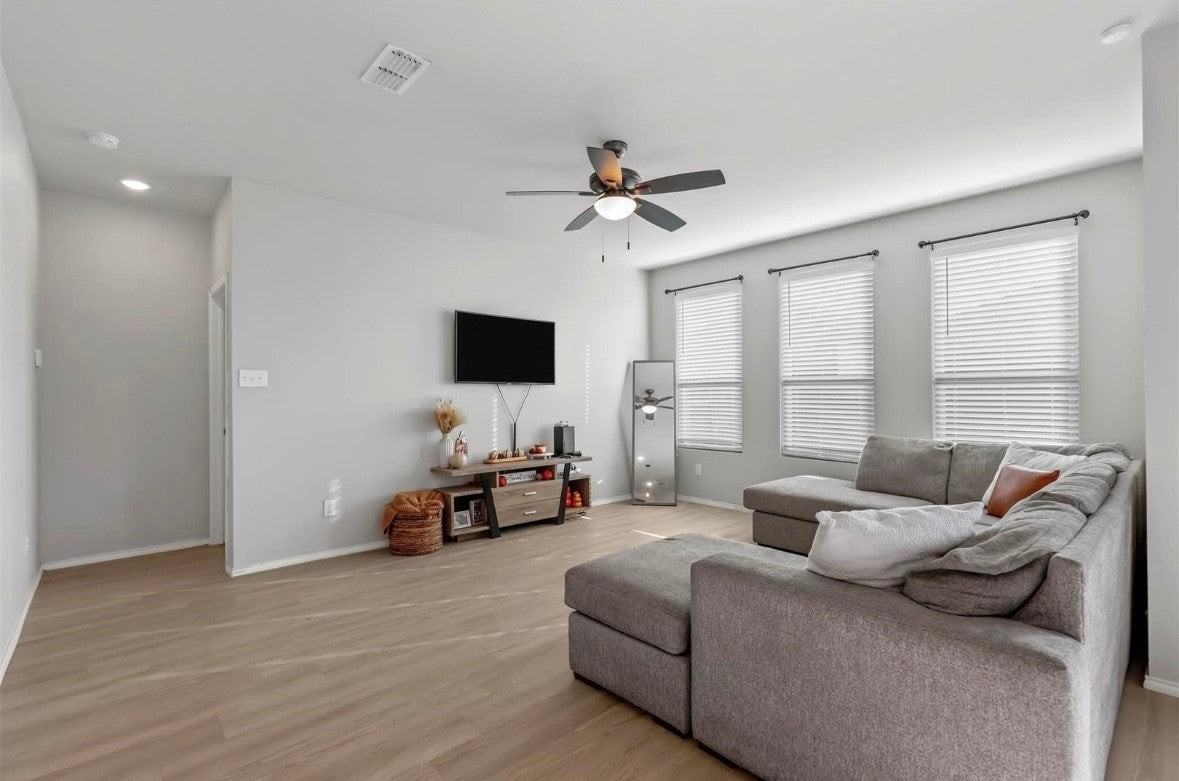 7600 Gangway Dr - Photo 5 of 8