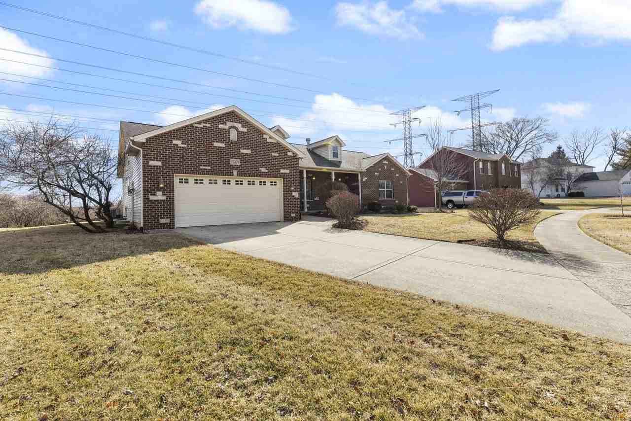1569 Colleen Ln - Photo 3 of 33