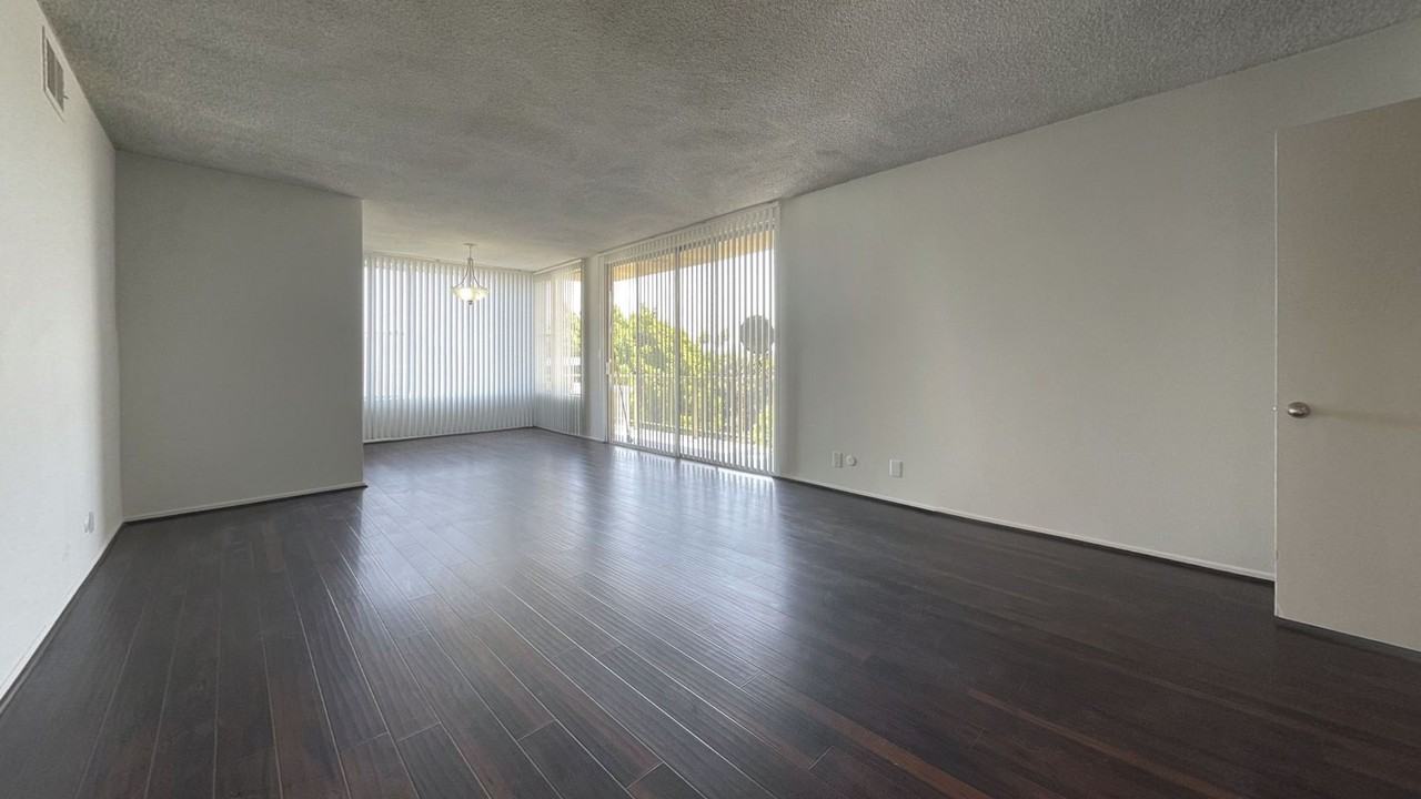 Burton Plaza..Gorgeous Newly Remodeled Studio..Prime Location! - Photo 5 of 32