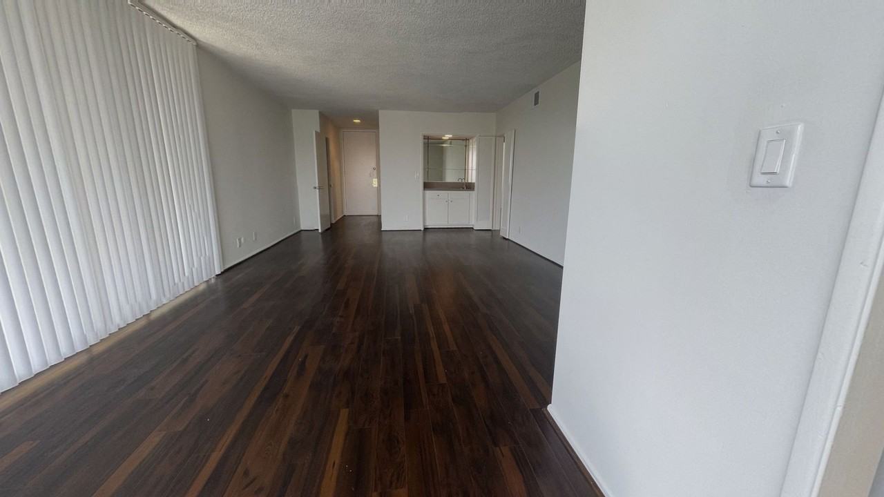 Burton Plaza..Gorgeous Newly Remodeled Studio..Prime Location! - Photo 6 of 32