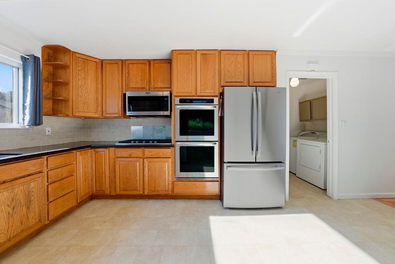 7750 Surrey Ln - Photo 2 of 31