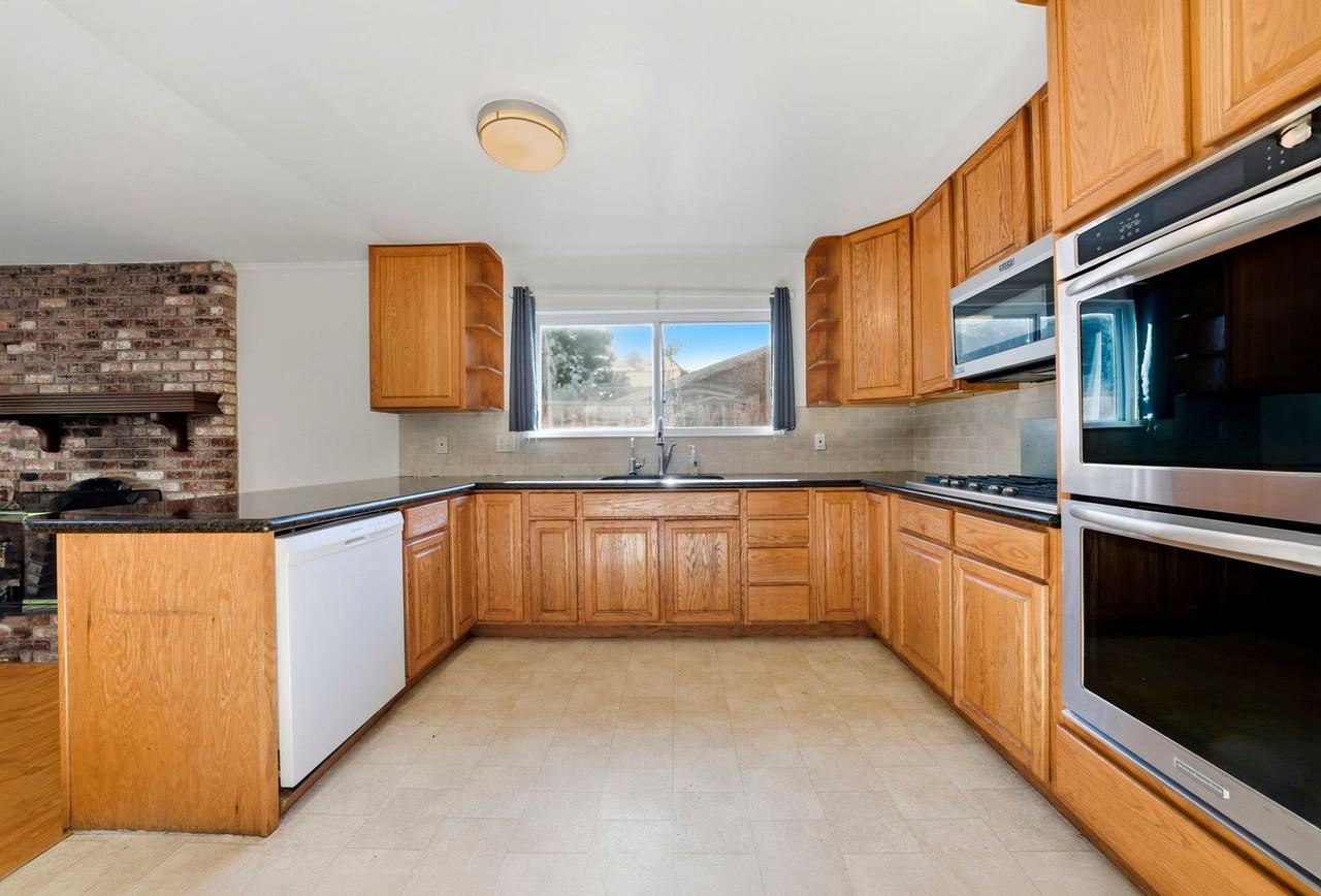 7750 Surrey Ln - Photo 3 of 31