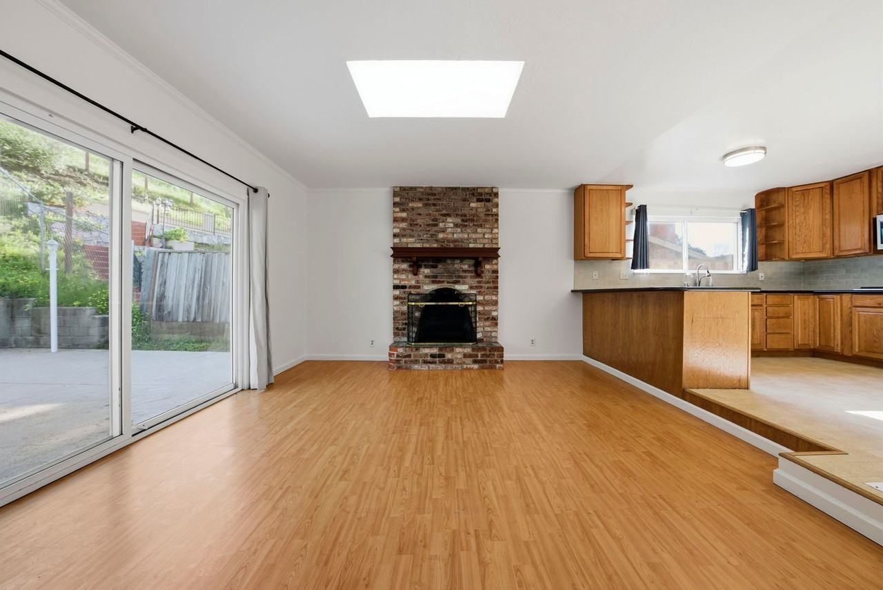 7750 Surrey Ln - Photo 4 of 31