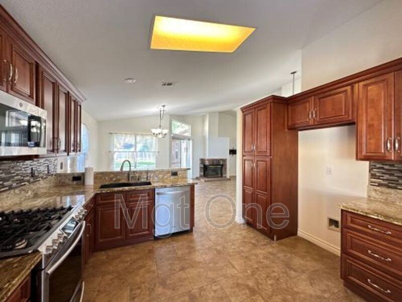 22960 Sunrose St - Photo 2 of 23