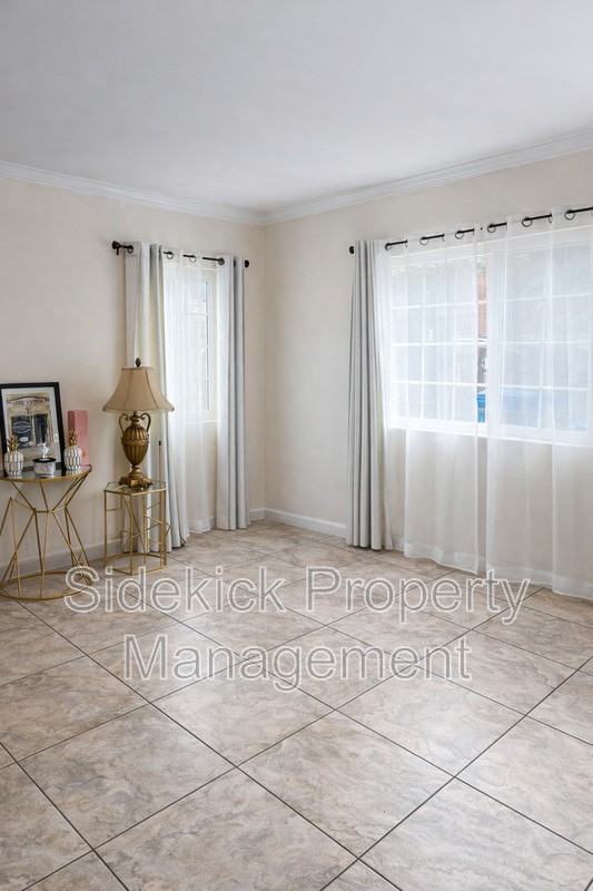 4321 Beagle St - Photo 3 of 7