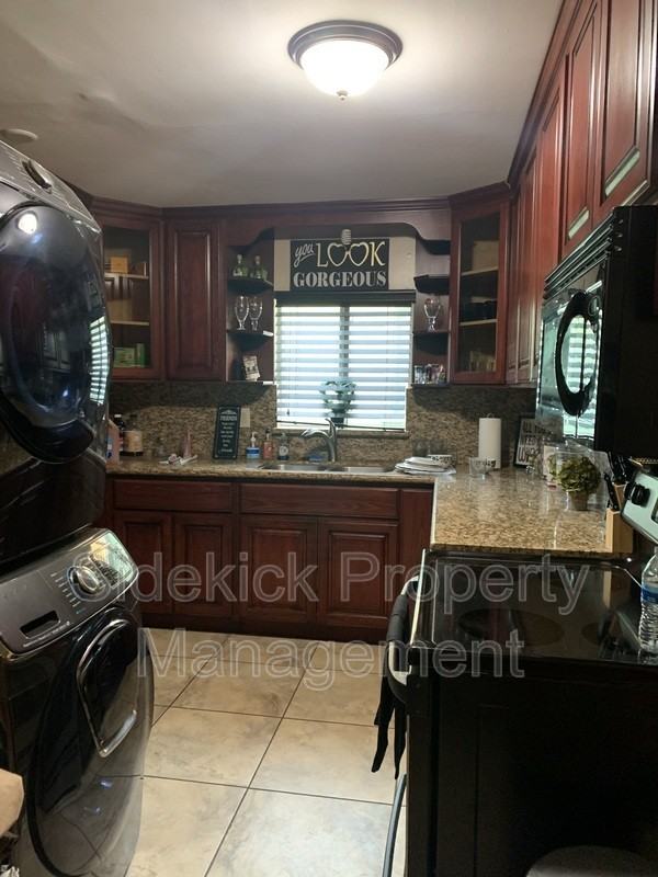 4321 Beagle St - Photo 6 of 7