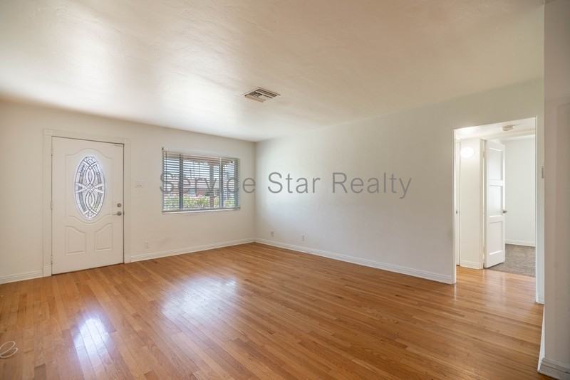 1114 E Oregon Ave - Photo 4 of 23