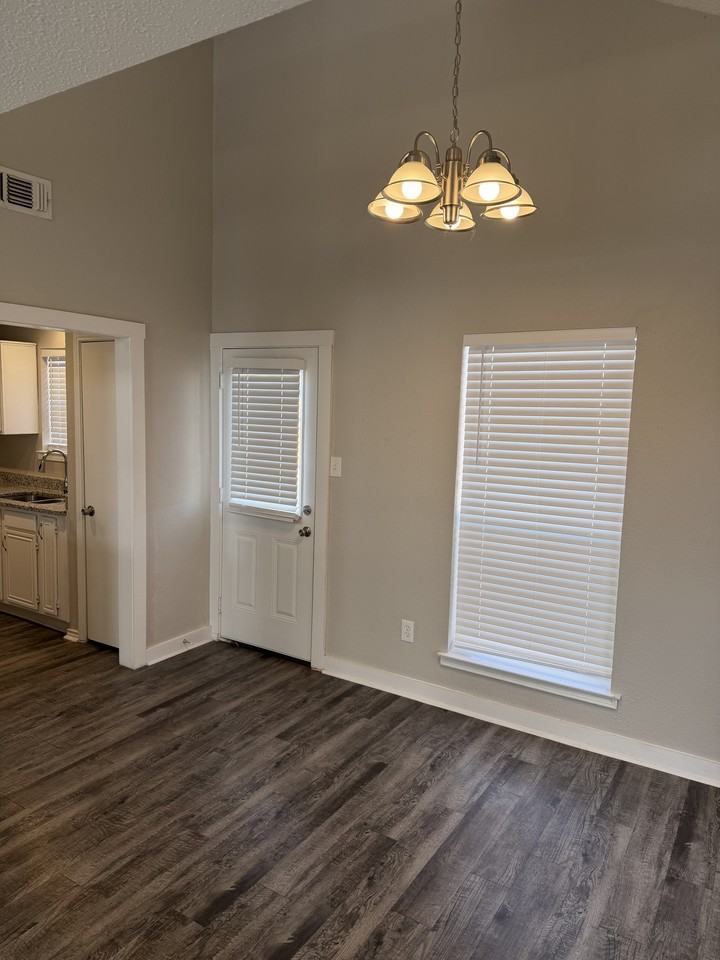 1104 Union Dr - Photo 5 of 24