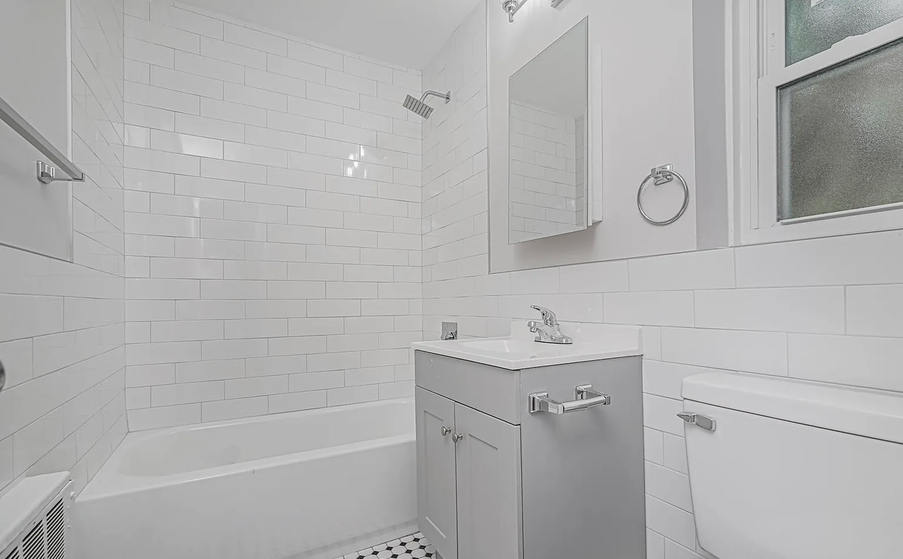 12 Stratford Ave #2BB - Photo 2 of 5