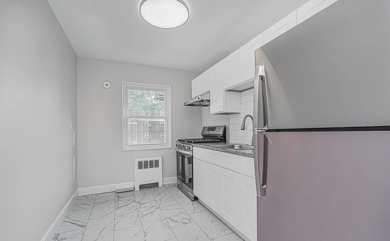 12 Stratford Ave #2BB - Photo 4 of 5