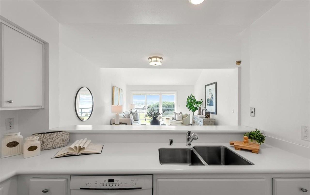 1205 Melville Sq - Photo 2 of 4