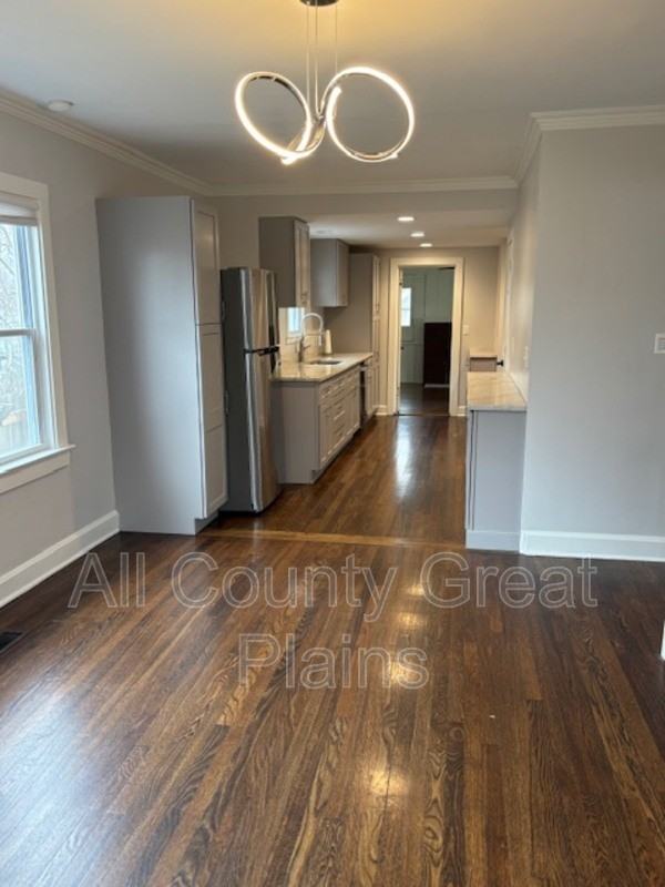 310 E 70th Ter - Photo 4 of 13