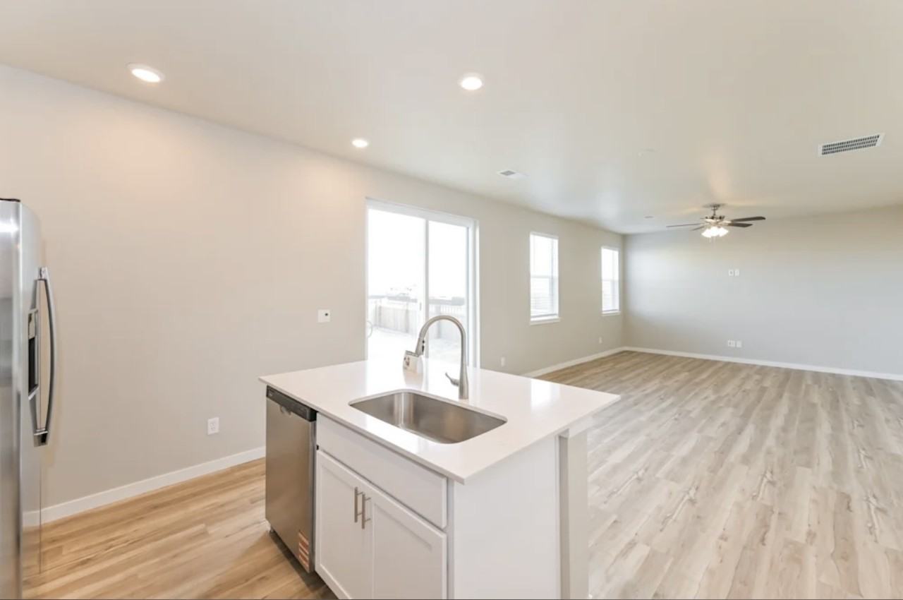 22877 E 47th Ave - Photo 5 of 10