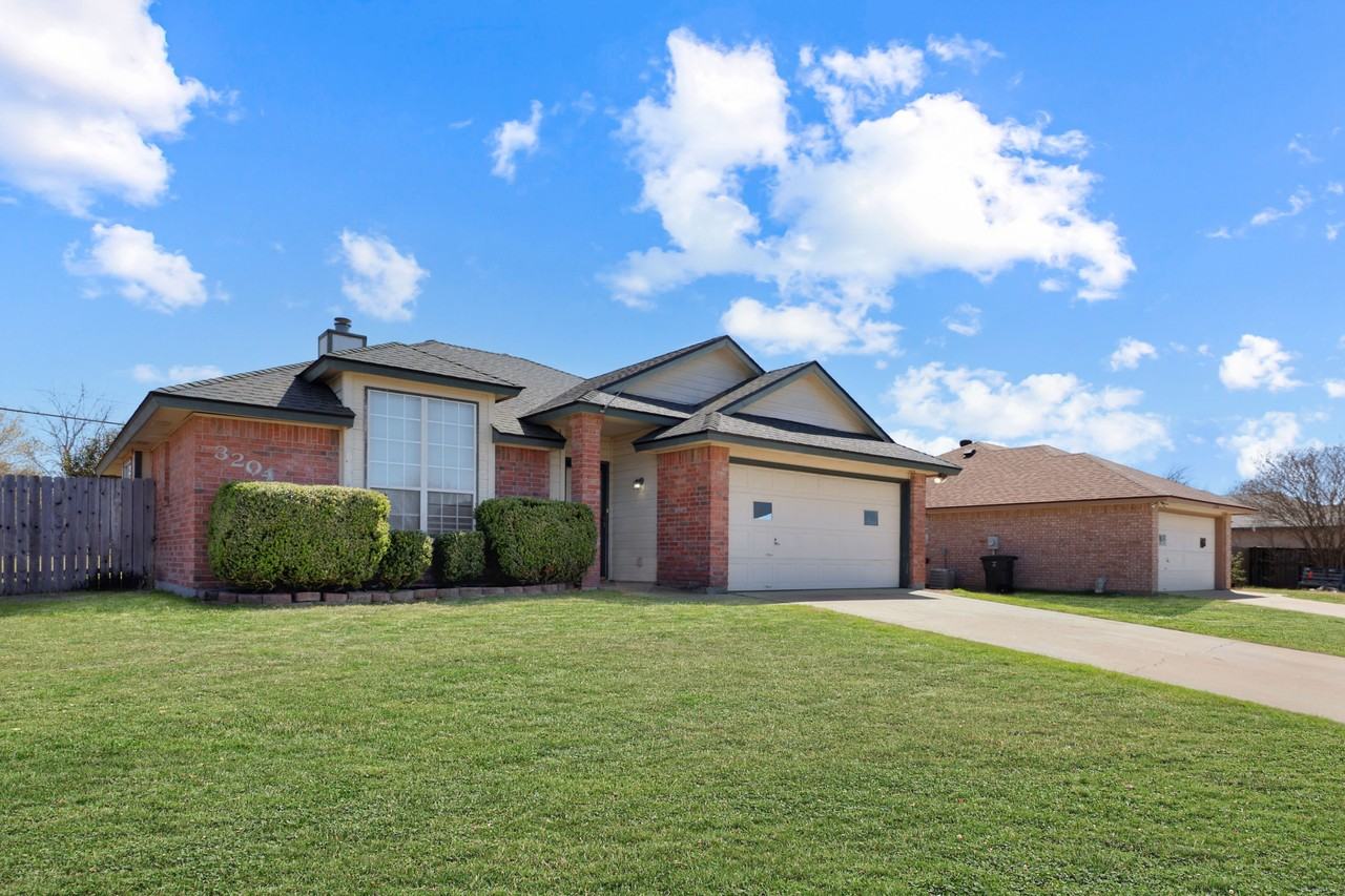 3204 Southhill Dr - Photo 2 of 20