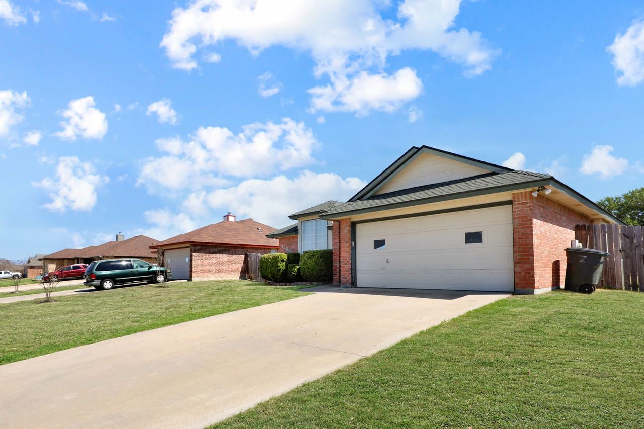 3204 Southhill Dr - Photo 3 of 20