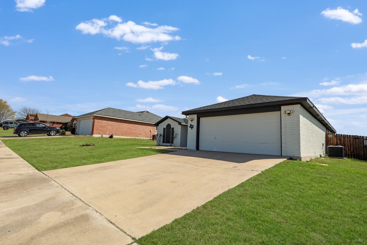 2004 Jake Dr - Photo 3 of 23