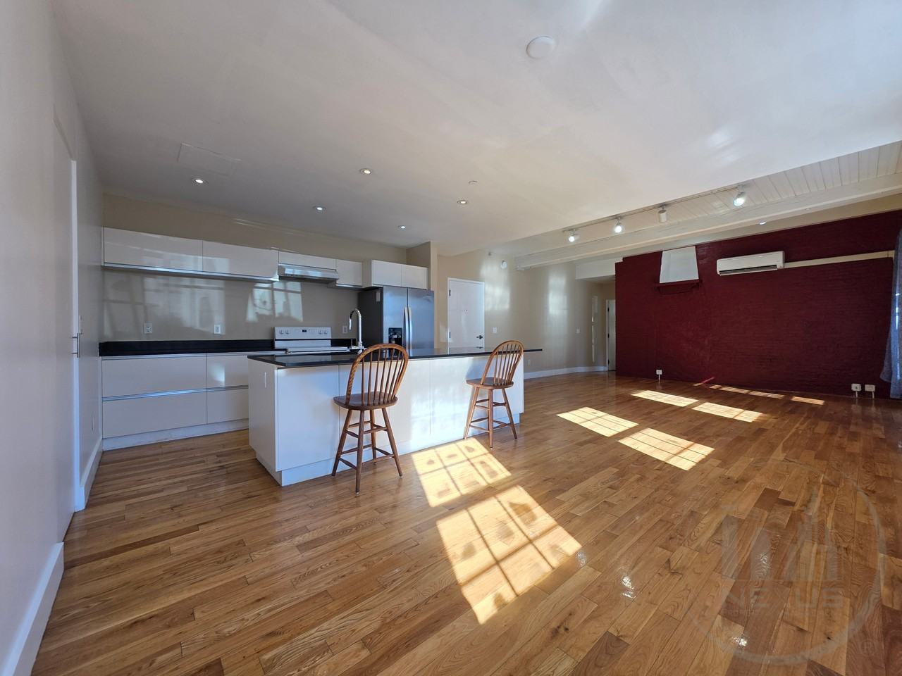 555 Roosevelt Ave - Photo 2 of 8