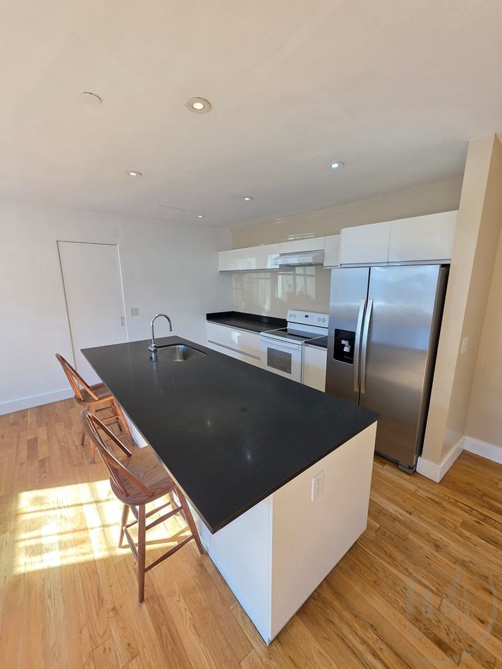 555 Roosevelt Ave - Photo 3 of 8